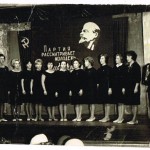 Хоровое пение. Работа в райкоме комсомола. Гордиенко А.И. четвертая слева. 1965 г.